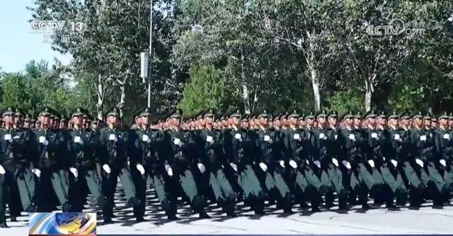 陆军方队将第一个劈枪走过天安门在国庆阅兵中，最先接受检阅的是徒步方队，陆军方队会作为第一个徒步方队劈枪走过天安门。这不仅体现了陆军的荣耀与责任，也彰显了国家对于陆军的高度重视。