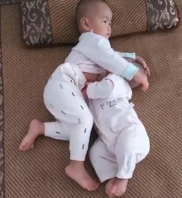 妹妹模仿哥哥进她房间的样子妹妹模仿哥哥进她房间的样子可能会表现出一种好奇、调皮或者试图探索的行为。具体的表现可能会因妹妹的年龄、性格和与哥哥的关系等因素而有所不同。以下是一些可能的情景描述
